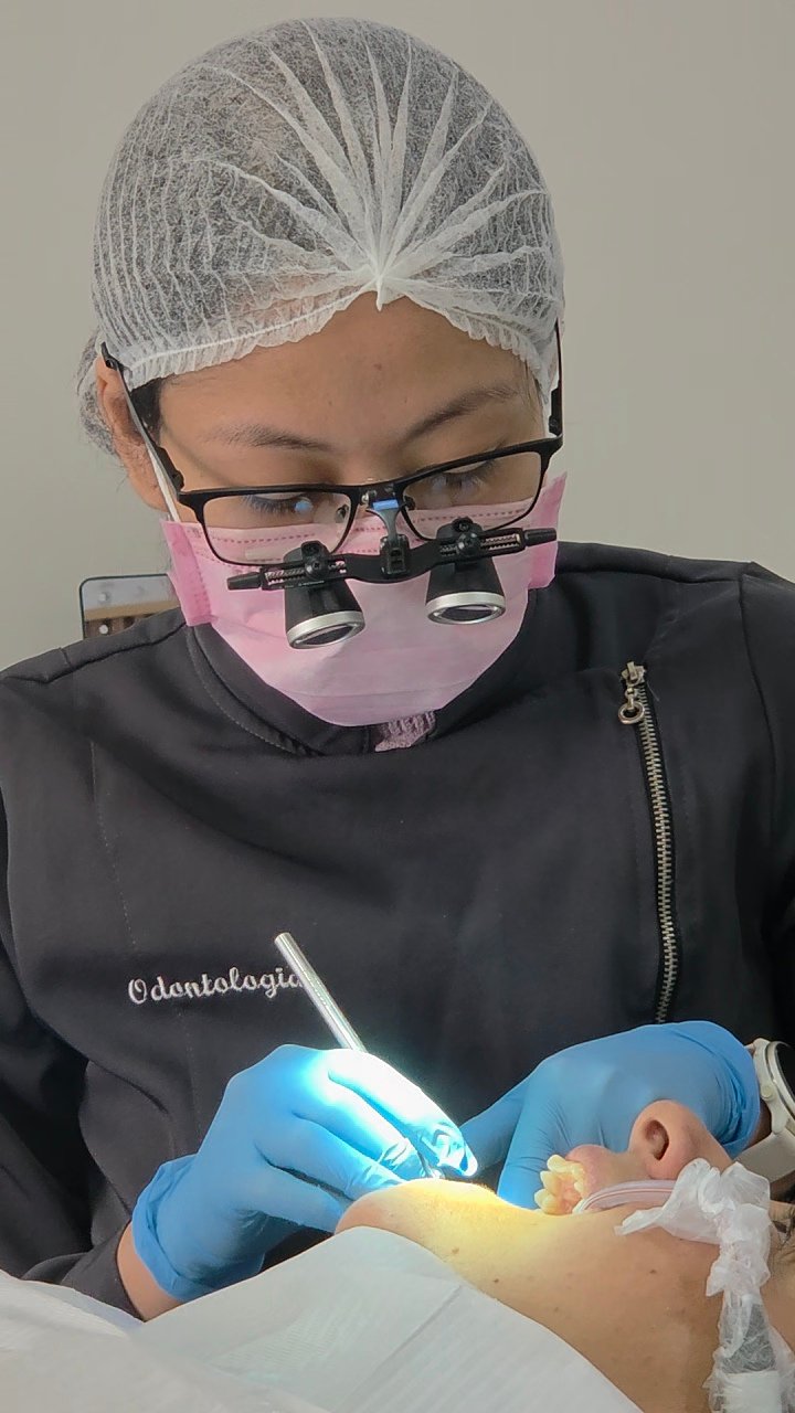 Dra. Melissa durante procedimento odontológico